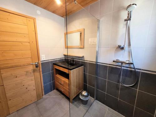 une salle de bain avec douche et porte vitrée dans l'établissement Résidence Beau Sejour - Bel appartement rénové, spacieux, lumineux, balcon exposé Sud Ouest MAE-7381, aux Gets