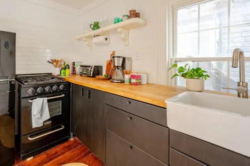 Η κουζίνα ή μικρή κουζίνα στο 1BR Hudson Apartment 3Min Walk To Warren St For Two