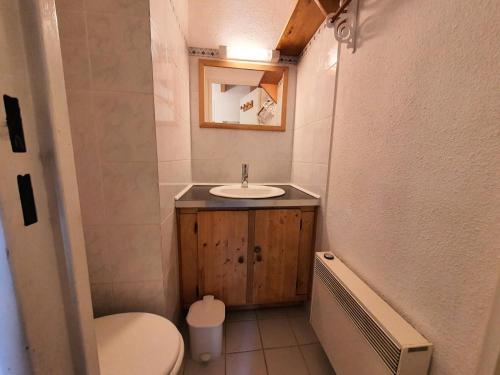une petite salle de bain avec un lavabo et des toilettes dans l'établissement Résidence Mas Du Peyron - Appartement lumineux · Accès piste par navette · Casier à skis privatif MAE-8394, à Saint-Chaffrey