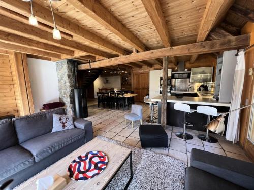un salon avec un canapé et une table dans l'établissement Résidence Maison De Pays La Villette - Appartement type chalet rénové · Accès pistes par navette · Vue panoramique MAE-2904, à Saint-Chaffrey