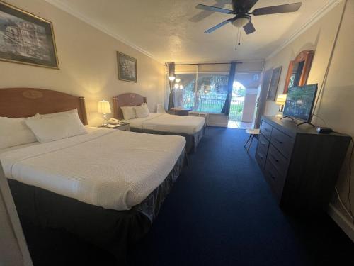 une chambre d'hôtel avec deux lits et une télévision dans l'établissement Grand Palms Spa & Golf Resort, à Pembroke Pines