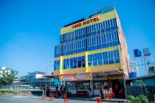 a large building with a sing hotel sign on it at Ong Hotel in Tawau