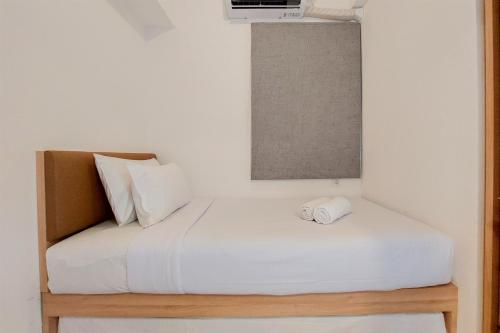 Giường trong phòng chung tại Warm and Comfort Stay 2BR at Sky House BSD Apartment By Travelio