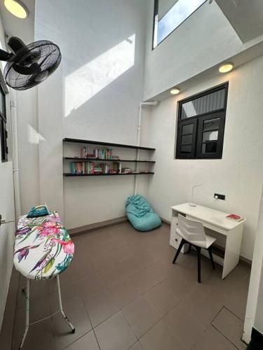 a room with a desk and a table and a chair at Spacious 3-Bedroom House in Colombo in Bokundara