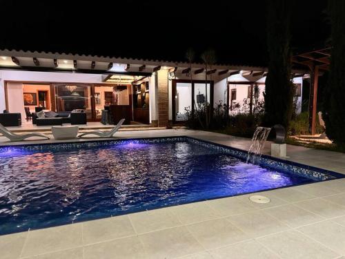 Bazén v ubytování Bali Villa lujo en el oriente nebo v jeho okolí