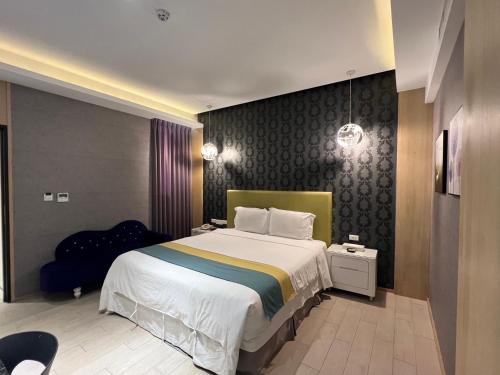a bedroom with a large bed in a room at 浪琴Motel文創旅館 in Taichung