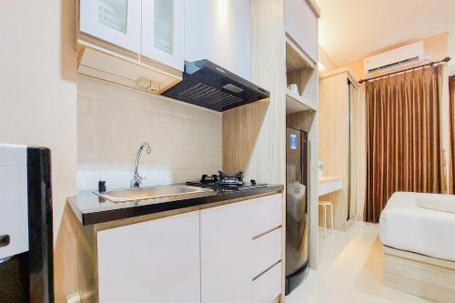 Kuchyň nebo kuchyňský kout v ubytování Cozy Living Studio at Transpark Bintaro Apartment By Travelio