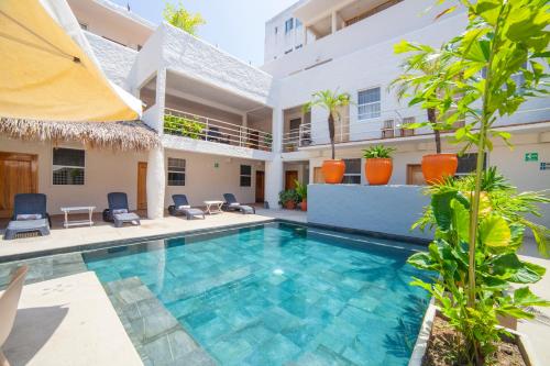 an image of a swimming pool in a villa at HOTEL BIULÚ in Santa Cruz Huatulco