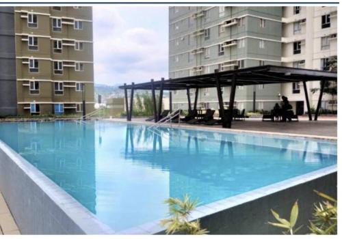 בריכת השחייה שנמצאת ב-Violet's Studio, Riala IT Park, Cebu או באזור