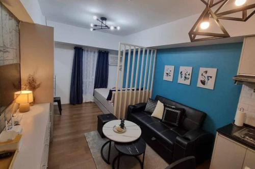 אזור ישיבה ב-Violet's Studio, Riala IT Park, Cebu