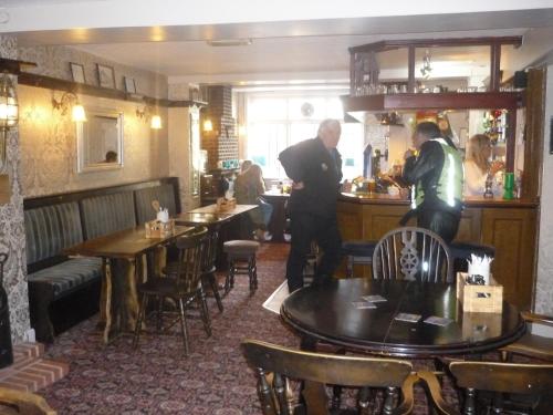 グレーブゼンドにあるThe Darnley Armsの二人の男がレストランのバーに立っている