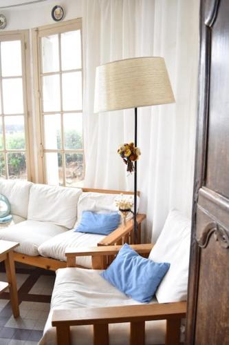 - un salon avec un canapé blanc et une lampe dans l'établissement La Villa Marie Vue imprenable, à Carnac