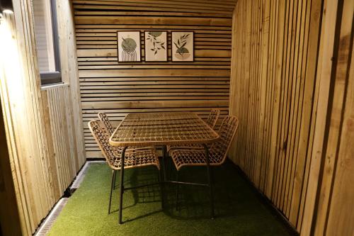 - une table et deux chaises dans le sauna dans l'établissement Cozy Vibes Refined 2BR Flat, à Bury