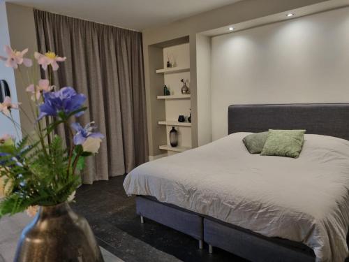 Ένα ή περισσότερα κρεβάτια σε δωμάτιο στο Zuiderlijk Genieten