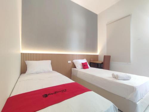 Ένα ή περισσότερα κρεβάτια σε δωμάτιο στο RedDoorz Near Simpang Lima Semarang