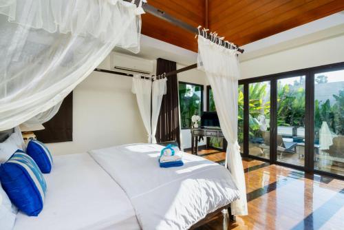 Postel nebo postele na pokoji v ubytování Sanook dream villas Nai Harn Beach