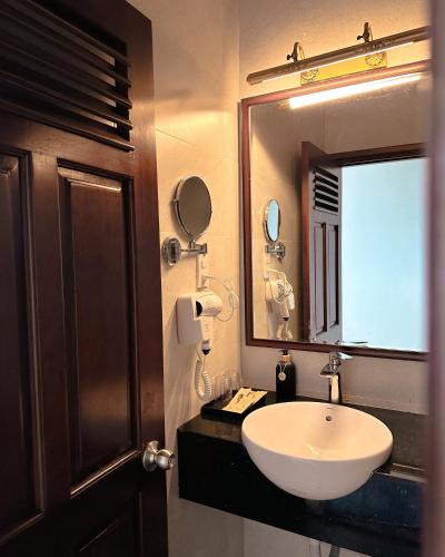 a bathroom with a sink and a mirror at L'amour Stay Dalat in Xuan An