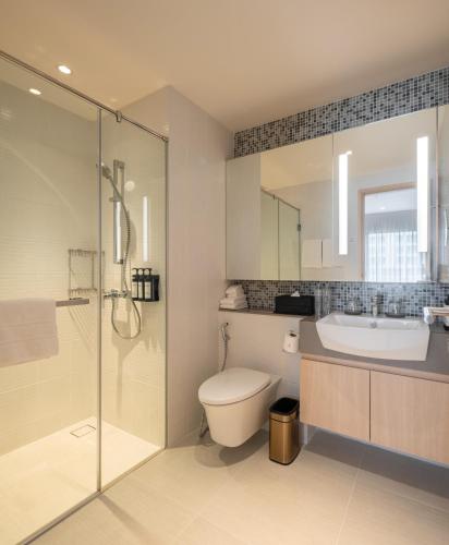 Bilik mandi di Sindhorn Midtown Hotel Bangkok, Vignette Collection by IHG