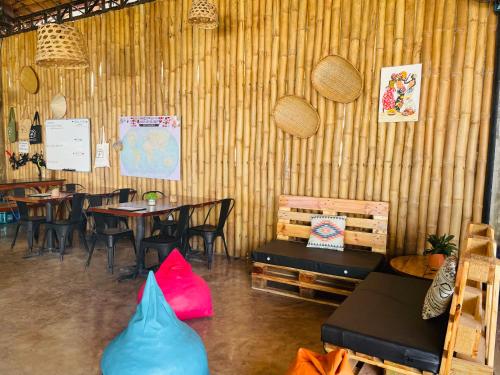 Ein Restaurant oder anderes Speiselokal in der Unterkunft MAAYONG HOSTEL 