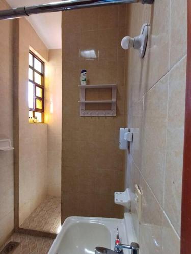 a bathroom with a sink and a shower with a window at excelente casa inka con cochera en el centro in San Cristóbal de Las Casas
