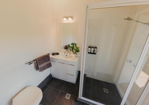 un bagno con wc, lavandino e doccia di Byron Yoga Centre a Byron Bay
