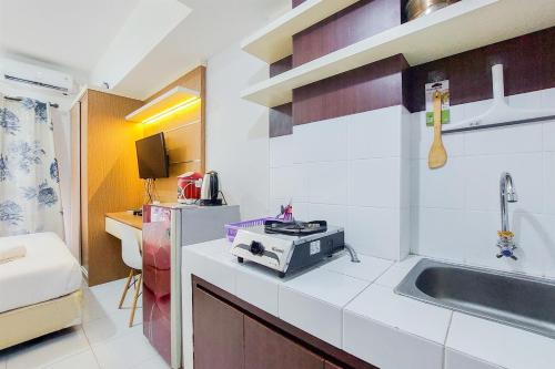 Ένα ή περισσότερα κρεβάτια σε δωμάτιο στο Homey and Elegant Studio Amazana Serpong Apartment By Travelio