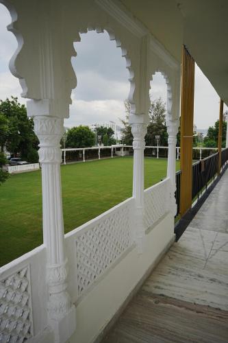Balkoni atau teres di Hotel Parmanand Garden
