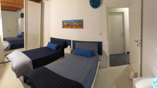 Un dormitorio con dos camas y un espejo. en Casa Sally, en San Michele allʼAdige