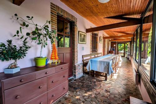 une pièce avec une commode et une table dans une pièce dans l'établissement Maison de campagne à 1h30 Paris, à Rai-sur-Rîle