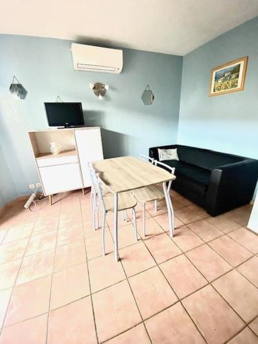 T2 cabine avec piscine collective, parking, climatisation, pour 4 personnes