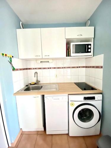 Il comprend une petite cuisine équipée d'un lave-linge et d'un four micro-ondes. dans l'établissement T2 cabine avec piscine collective, parking, climatisation, pour 4 personnes, à Saintes-Maries-de-la-Mer