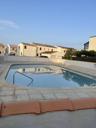 une grande piscine au milieu d'un bâtiment dans l'établissement Appartement T2 - place de parking - piscine collective - climatisation réversible, à Saintes-Maries-de-la-Mer