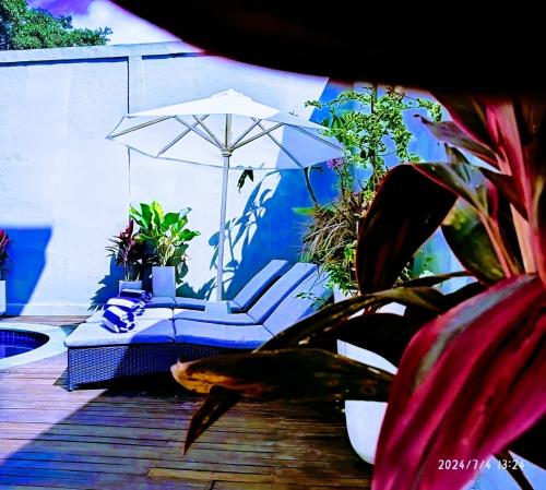 ウルワツにあるVilla Emas Mulia Uluwatu Luxury 6のパティオ(椅子、パラソル付)