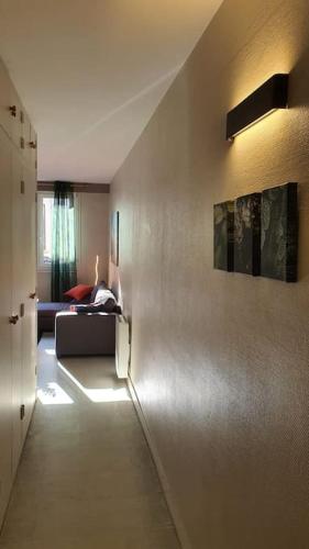 un salon avec un canapé et une chambre avec dans l'établissement App 3 - T2 Calme et Lumineux Hyper-Centre 5min de la gare, à Évreux
