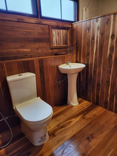 a bathroom with a toilet and a sink at Hindad Nature Resort in Ban Ni Khu Hu