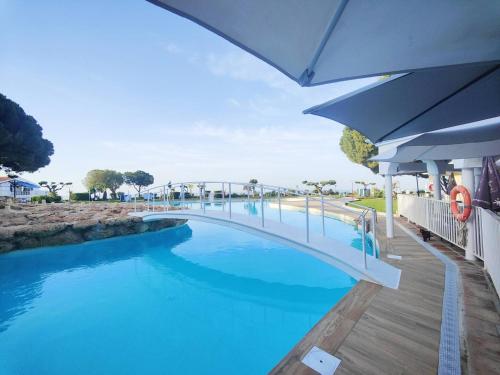 Πισίνα στο ή κοντά στο Luxury 2 Bedroom Apartment in San Juan de Capistrano, Nerja