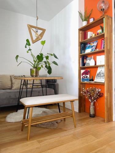 un salon avec un banc et une table dans l'établissement Magnifique 3 pièces de 55m2 au calme avec balcon, à Paris