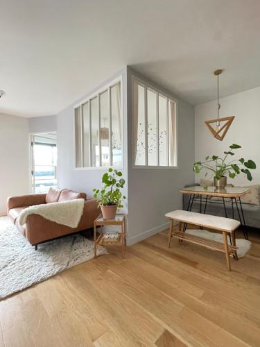 un salon avec un canapé et une table dans l'établissement Magnifique 3 pièces de 55m2 au calme avec balcon, à Paris