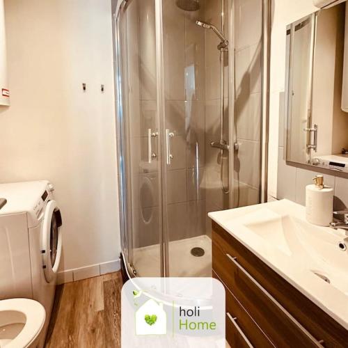 une salle de bain avec une douche, des toilettes et un lavabo dans l'établissement H11 Petit duplex citadin, à Vitré