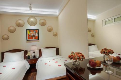 Postel nebo postele na pokoji v ubytování Viet Hotel & Travel