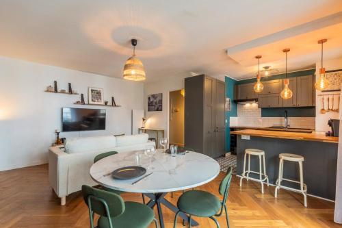 une cuisine et un salon avec une table et des chaises dans l'établissement Bel appartement bien situé avec balcon et parking, à Lille