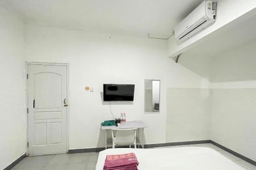 TV a/nebo společenská místnost v ubytování Urbanview Syariah Sasarengan Inn near RSUD Waled Cirebon
