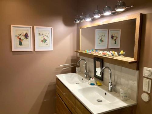 une salle de bain avec un lavabo et un miroir dans l'établissement Magnifique appartement proche tour Eiffel, à Paris