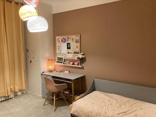 - une chambre avec un bureau, un lit et une table dans l'établissement Magnifique appartement proche tour Eiffel, à Paris