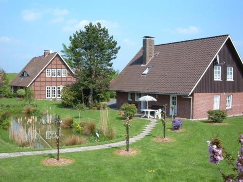 a house with a garden in front of it at Ferienwohnung Jork Altes Land bei Hamburg an der Elbe in Jork