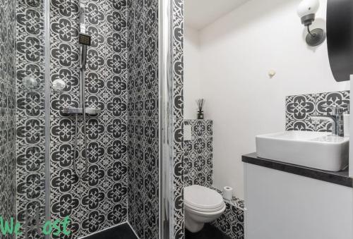 une salle de bain avec une douche, des toilettes et un lavabo dans l'établissement Biscuiterie Terrasse parking centre ville, à Nantes