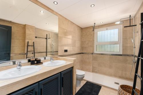 a bathroom with two sinks and a toilet at San Roque 5001 Golf&Relax in San Roque