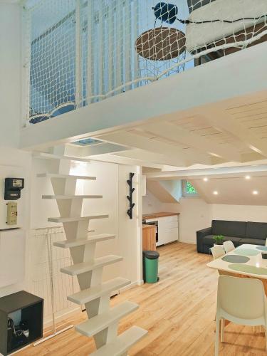 - un escalier en colimaçon dans le salon dans l'établissement Blanche-Neige CLIM Ile Verte proche Hôpital, à Grenoble