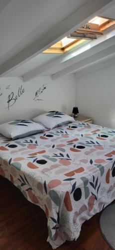 une chambre avec un lit avec une couette dessus dans l'établissement APT 2 chambres vue exceptionnelle, à Tiuccia