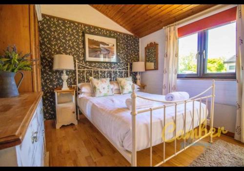 a bedroom with a large bed in a room at Five Waterings - Puddock Farm Romney Marsh in Brookland